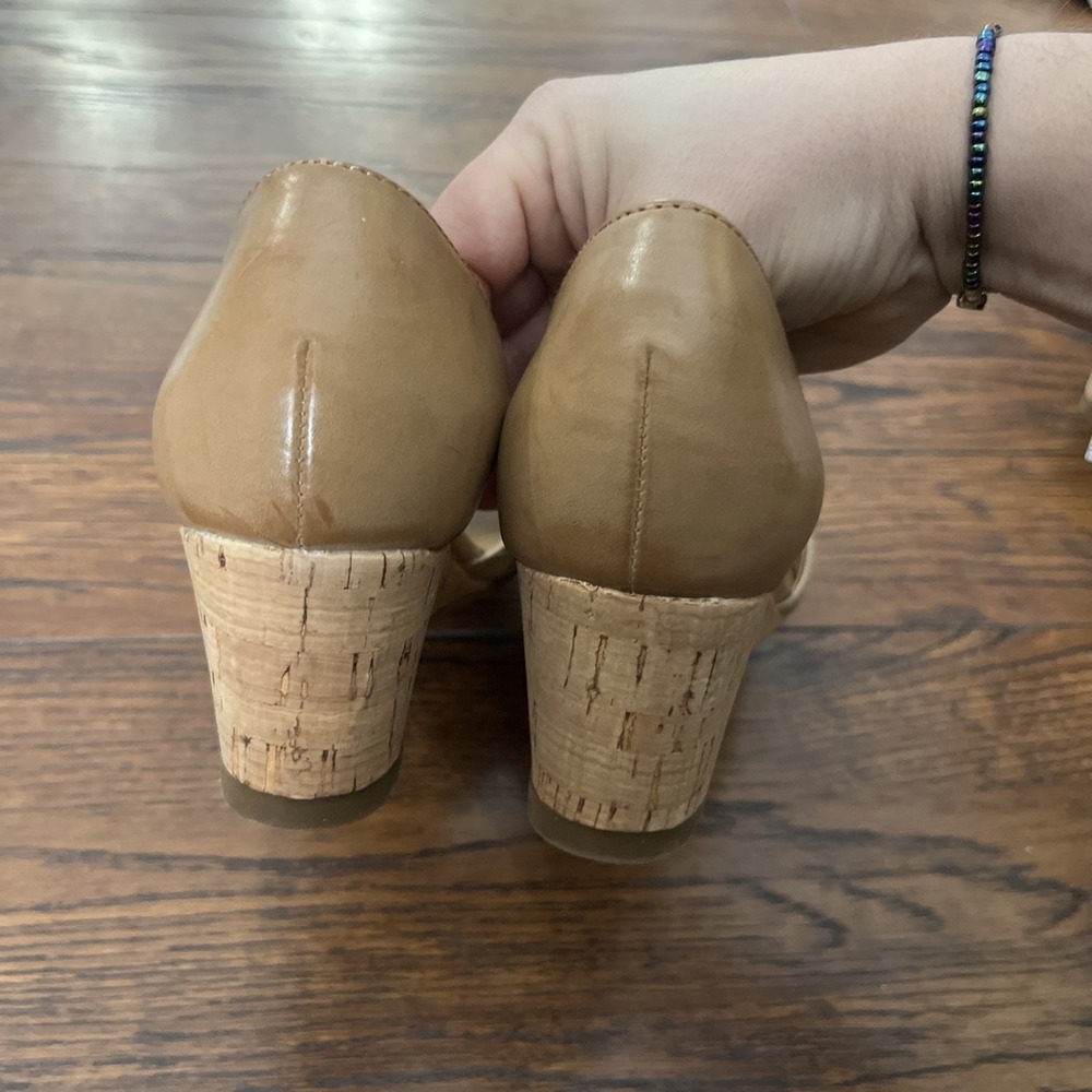 $65 ROYU Stella Shell Wedge Sandal 7.5m Cork Heel Open-Toe Beige Dress Shoes - Picture 3 of 5